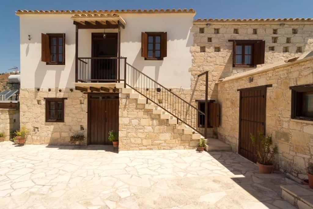 Olympia Traditional Houses Exterior photo
